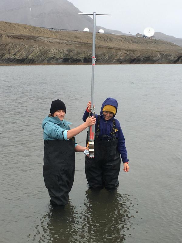 Die Doktorandin Katherina Schimani (FU Berlin) und die Rostocker Master-Studentin Desirée Juchem beim Sedimentstechen in einer Flachwasserbucht nahe der Forschungsstation