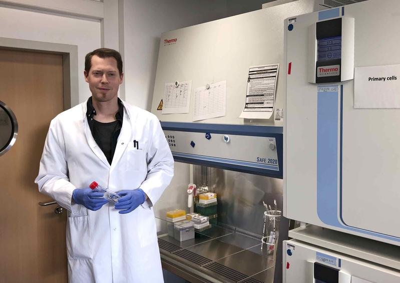 Professor Dr. Leon Schulte von der Philipps-Universität Marburg leitete die Forschungsarbeiten zur Funktion von RNA-Molekülen bei schweren COVID-19-Verläufen.