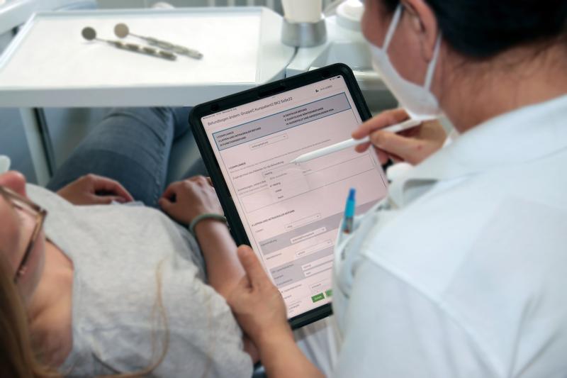 In Zukunft sollen die Studierenden und die ärztlichen Mitarbeitenden der Klinik für Kieferorthopädie die Befundaufnahme tabletbasiert durchführen.  Auf diese Weise sind die erhobenen Daten direkt in der E-Learning-Plattform verfügbar