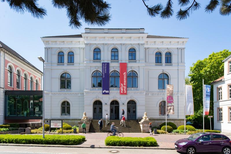 Außenansicht des Landesmuseums Natur und Mensch im neune Corporate Design.