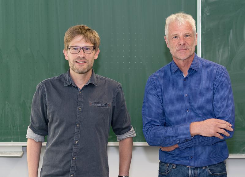 Prof. Dr. Andreas Klocke (r.) und Dr. Sven Stadtmüller vom FZDW an der Frankfurt UAS.