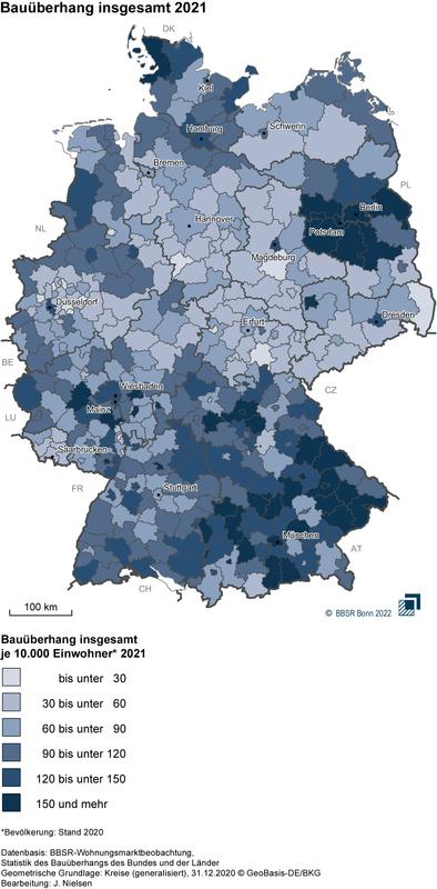 Bauüberhang je 10.000 Einwohner in den kreisfreien Städten und Landkreisen 2021