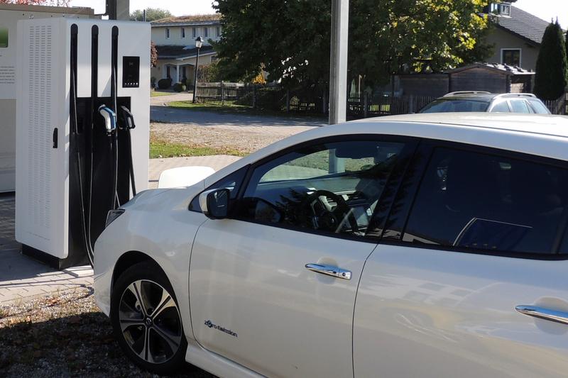 Feststoffbatterien sind aufgrund ihrer schnellen Ladefähigkeit vor allem für Elektroautos attraktiv, denen das Manko langer Ladezeiten und kurzer Reichweiten anhaftet.