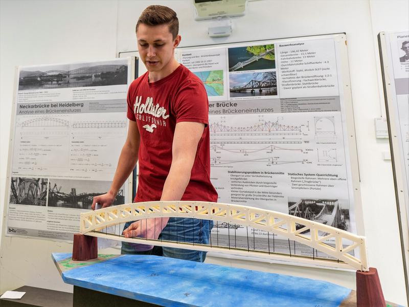 Abschlusspräsentation im 3. Fachsemester des Bachelorstudiengangs Bauingenieurwesen der BTU Cottbus-Senftenberg: im Sinne von „Aus Fehlern lernen“ erläutern Studierende, hier Martin Ziemann, die Ursachen realer Brückeneinstürze.