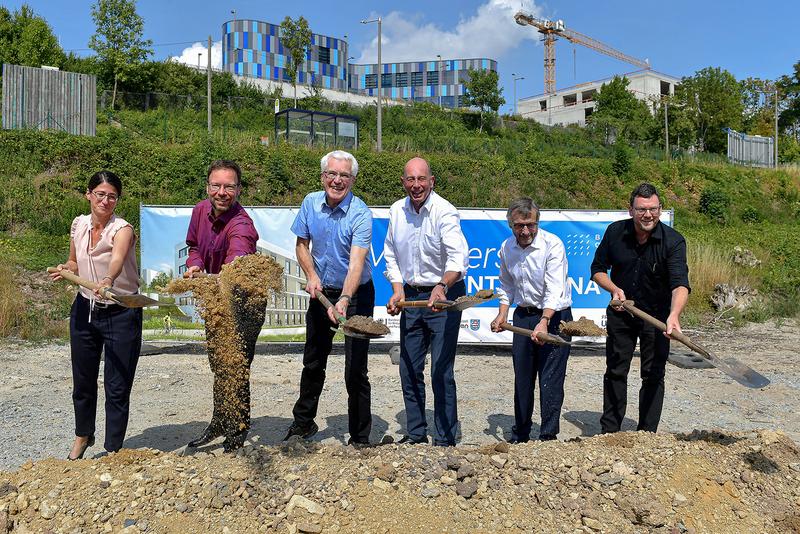 Prof. Barbara Schönig, Thomas Nitzsche, Prof. Axel Brakhage, Wolfgang Tiefensee, Prof. Walter Rosenthal and Michael Rommel (from left) give the symbolic starting signal for construction of the Microverse Center Jena.