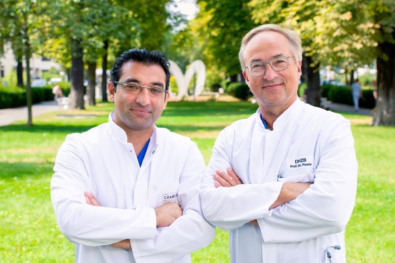 Dr. Abdul Shokor Parwani (links) und Prof. Dr. Burkert Pieske untersuchen, ob eine Katheterablation den Gesundheitszustand und die Prognose von Patienten mit Herzschwäche und Vorhofflimmern verbessern kann.