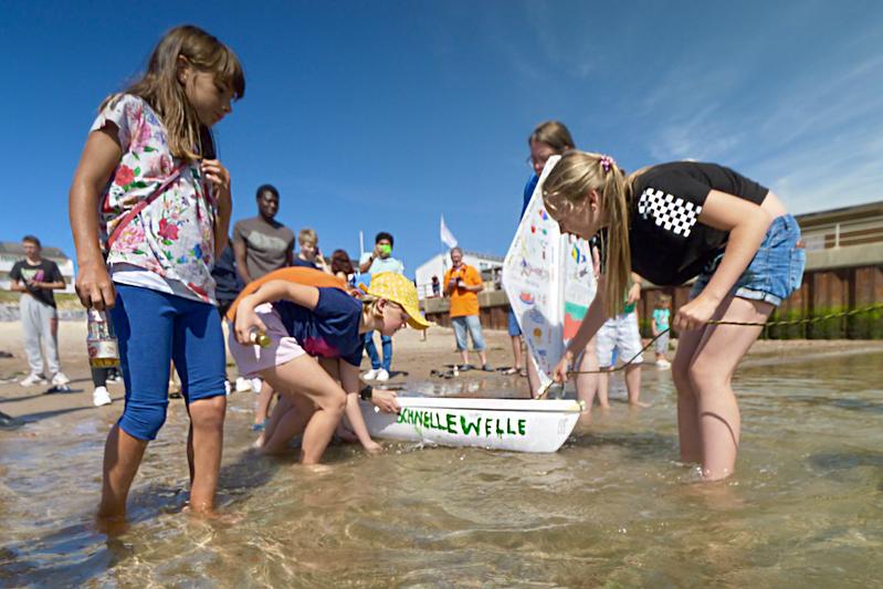 Schulkinder bauen auf Helgoland ein Miniboot namens Schnelle Welle, das im September 2022 von der Polarstern im Atlantik ausgesetzt wird. Es misst Wasser- und Lufttemperatur und sendet die Daten an POGO: https://educationalpassages.org/events/pogo/