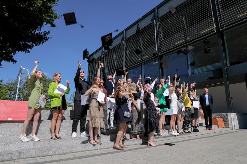 Seit 20 Jahren Tradition in Bochum: der Wurf der Masterhüte vor der Bluebox, dem Atelier- und Konferenzgebäude der Hochschule Bochum.