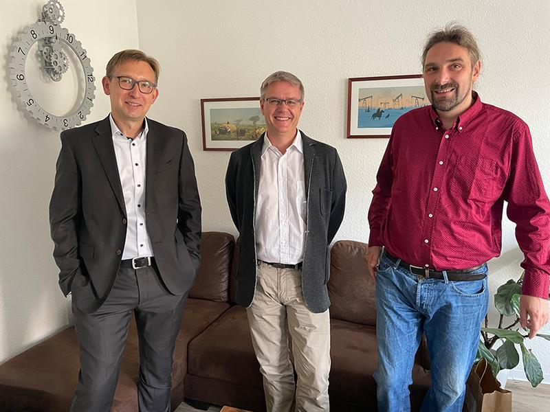 Matthias Strauß, Personalleiter, Prof. Dr. Jürgen Freudenberger und Forschungsdirektor Prof. Dr. Christian Hummert nach der Unterzeichnung des Vertrages.