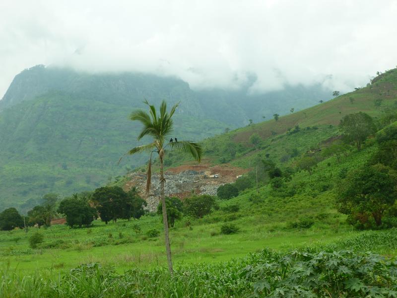 Landnutzung am Fuße der Usambara-Berge im Nordwesten Tansanias. Unter anderem dort wollen Forschende aus der Oldenburger Arbeitsgruppe "Ökologische Ökonomie" gemeinsam mit Beteiligten vor Ort Waldgebiete wieder aufforsten - im Dienste des Klimaschutzes.