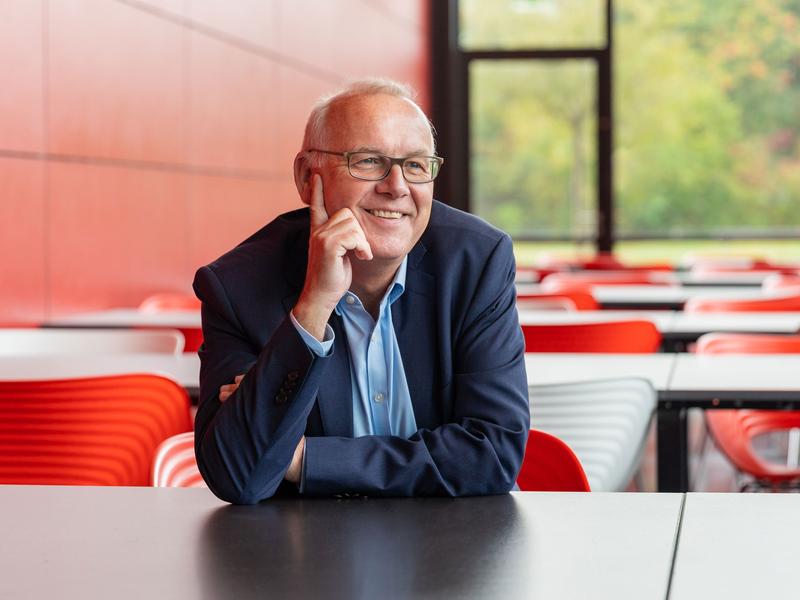 Professor Bernd Scholz-Reiter in the MZH building on the campus. The industrial engineer will retire on August 31, 2022. 