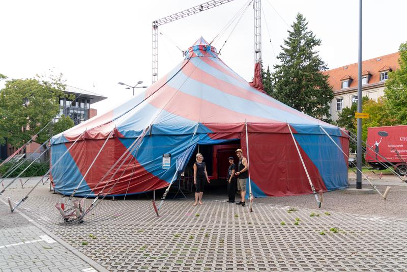 Tim, Alex und Kike vom Zirkuspädagogen-Team des „Circus Zapp Zarap“ erarbeiten mit 21 stationären und zehn tagesklinischen Patientinnen sowie Patienten im Alter von elf bis 17 Jahren das knapp einstündige Programm.