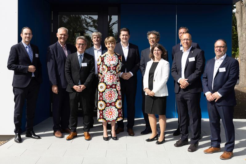 Das Patientenzimmer der Zukunft wurde feierlich mit Niedersachsens Wissenschaftsminister Björn Thümler, Braunschweigs Oberbürgermeister Dr. Thorsten Kornblum und der Präsidentin der TU Braunschweig, Prof. Dr. Angela Ittel, eröffnet.