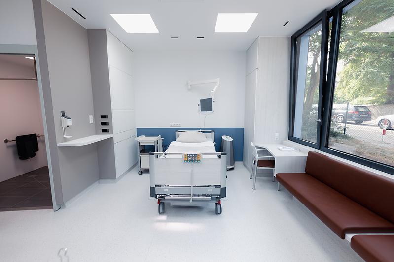 Blick ins Patientenzimmer der Zukunft. Hier gibt es zwei Bäder. Diese Aufteilung verhindert Kreuzkontaminationen und Kontaktinfektionen.