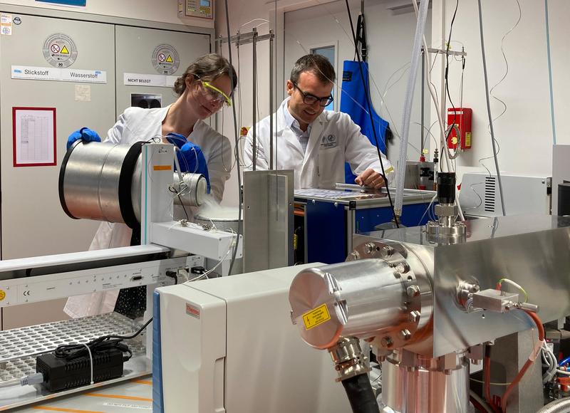 Die Paläoklimaforschenden Alexandra Auderset und Alfredo Martínez-García im Labor bei der Bestimmung der Stickstoff-Isotopenverhältnisse 