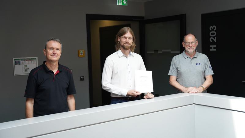 Seit dem 1. September an der Fakultät Angewandte Informatik: Prof. Dr.-Ing. Markus Mayer (Mitte). Daneben THD-Präsident Prof. Dr. Peter Sperber (rechts) und Dekan Prof. Dr.-Ing. Udo Garmann.