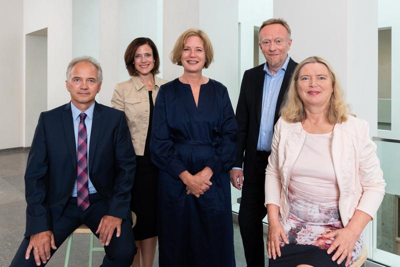 Unterstützt wird die neue Präsidentin Prof. Susanne Lengyel (Mitte) von den Vizepräsident*innen Prof. Dr. Michael Bendrat, Beatrix Proyer-Popella, Prof. Dr. Michael Prange, Prof. Dr. Heike Kehlbeck sowie Prof. Dr. Christian Melchers (nicht im Bild).