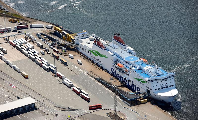 Immer mehr alternativ betriebene Fahrzeuge werden auf Fährschiffen befördert.
