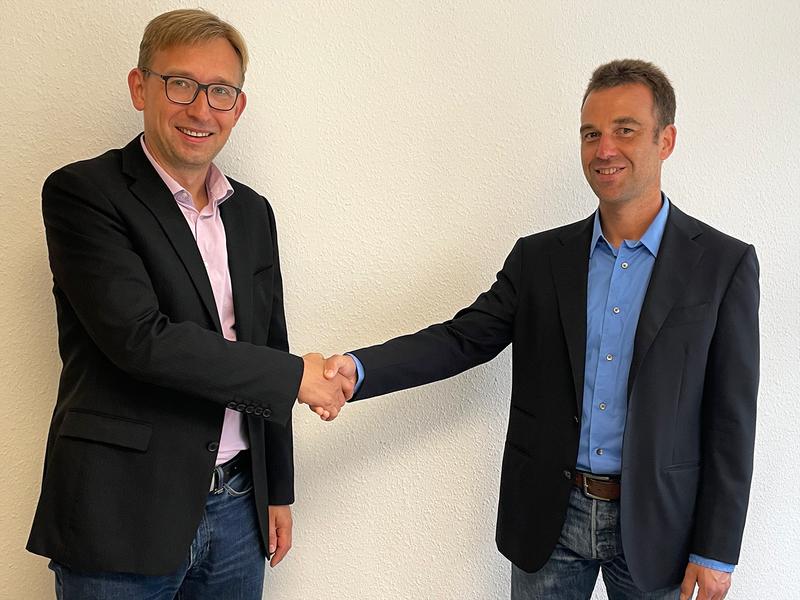 Begrüßung des neuen Abteilungsleiters „Sichere System“, Prof. Tobias Eggendorfer (r.) in der Cyberagentur durch Mathias Strauß, Leiter Personal.