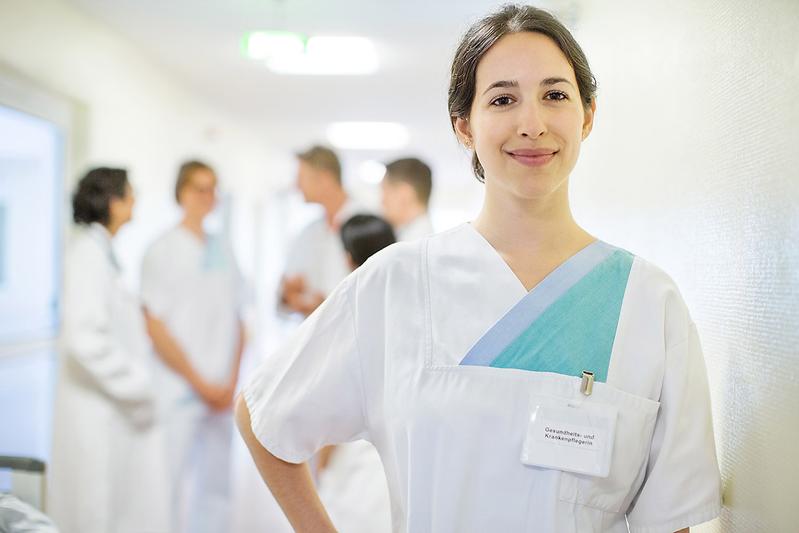 Neuer Studiengang der APOLLON Hochschule richtet sich an Pflegefachkräfte zur Weiterqualifizierung im patientennahen Umfeld