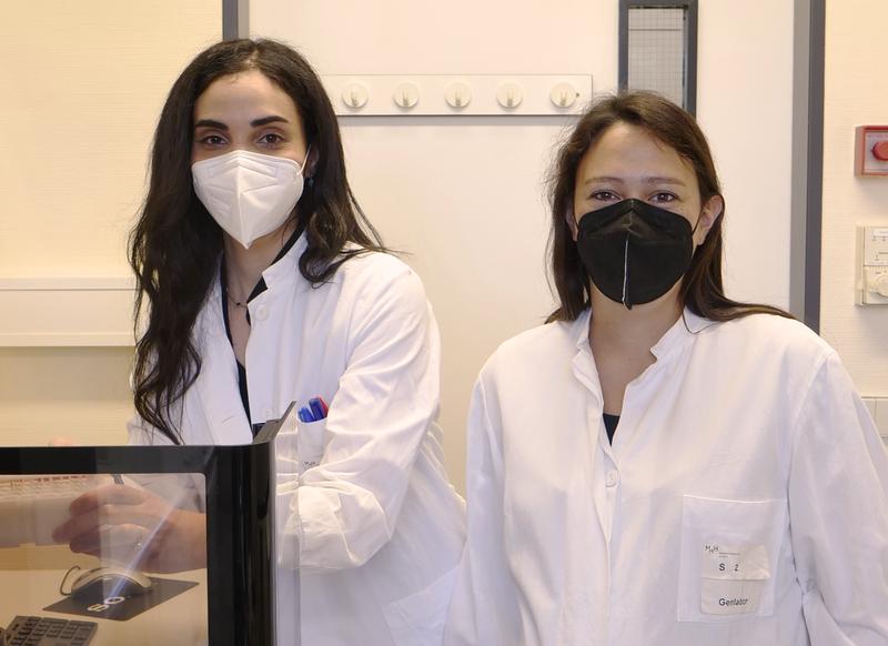 Zeinab Fneish (l.) und Dr. Jennifer Becker haben den Einfluss von Birkenpollen auf die Infektanfälligkeit untersucht.