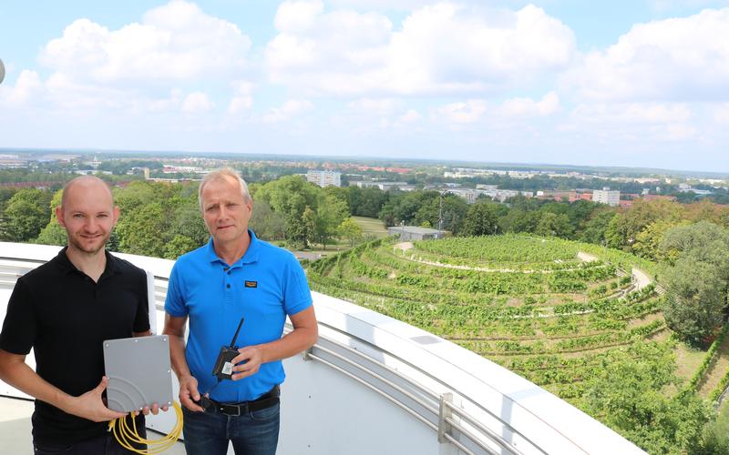 Prof. Dr. André Nitze von der Technischen Hochschule Brandenburg (links) und Bernd Prieß von der kommunalen Baumpflege der Stadt Brandenburg an der Havel präsentieren das Gateway auf dem Aussichtspunkt der Friedenswarte.