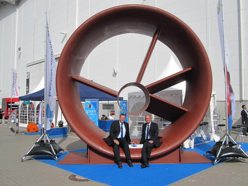 Der Becker Mewis Duct mit Dirk Lehmann (links) Friedrich Mewis. Die beiden Ingenieure haben mit dieser Schiffspropeller-Vordüse für die Einsparung von rund zwölf Millionen Tonnen klimaschädlichem Kohlendioxid gesorgt.