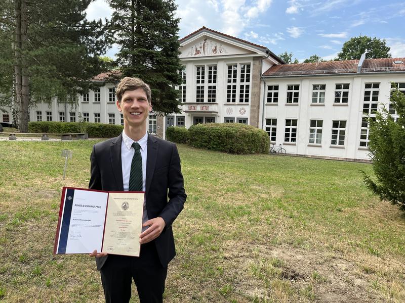 Dr. Robert Wonneberger erhielt für seine Dissertation den „Rohde & Schwarz Preis“. Damit gehört die Dissertation von Wonneberger zu den sehr seltenen Fällen, in denen eine Arbeit aus dem Bereich Werkstoffwissenschaften ausgezeichnet wurde. 