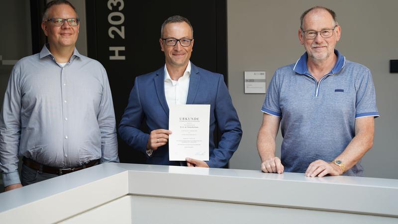 Am 1. September startete Dr. Thomas Buchmann (Mitte) als Professor an der THD. Bei der Berufung mit dabei THD-Präsident Prof. Dr. Peter Sperber (rechts) und Prof. Dr. Marcus Barkowsky, Mitglied des Fakultätsrats.