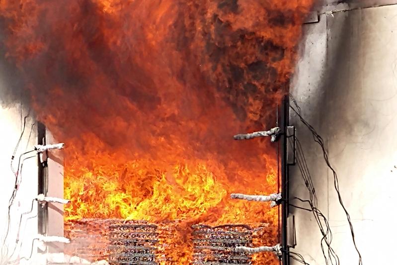 Brandversuch einer Holzkonstruktion in Garching bei einem Verbund-Forschungsvorhaben mit der TU München, der Hochschule Magdeburg-Stendal und dem Institut für Brand- und Katastrophenschutz.