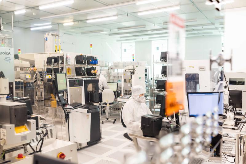 200-mm-cleanroom at Fraunhofer IPMS.