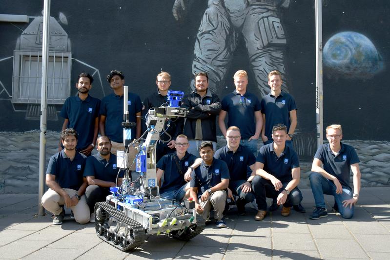 Mit ihrem Mars-Rover ARES treten das FRoST-Team der Frankfurt UAS und Studenten der indischen Partnerhochschule Rajagiri School of Engineering & Technology bei der European Rover Challenge in Polen an.