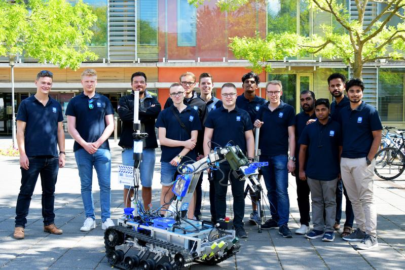 Vor der Abfahrt nach Polen: Auf dem Campus der Frankfurt UAS stellt sich das Team der Frankfurt UAS und der indischen Partnerhochschule Rajagiri School of Engineering & Technology mit Mars-Rover ARES zum Erinnerungsfoto.