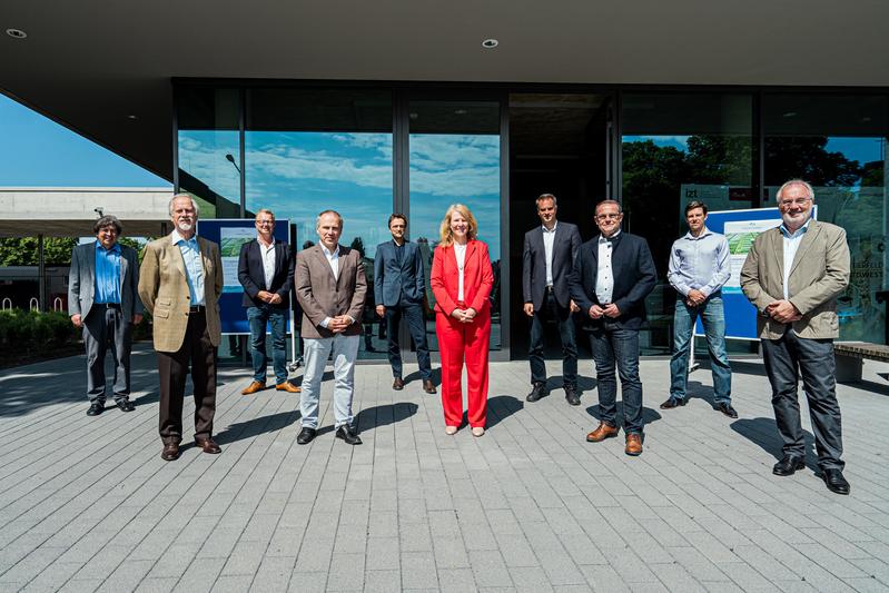 Vor einem Jahr kamen kamen die Vertreterinnen und Vertreter der Stiftungen und der Hochschule Osnabrück zur Vertragsunterzeichnung zusammen. Fünf Stiftungen stehen hinter der Stiftungsprofessur  „Autonome, kollaborative Agrar- und Sensorsysteme“.
