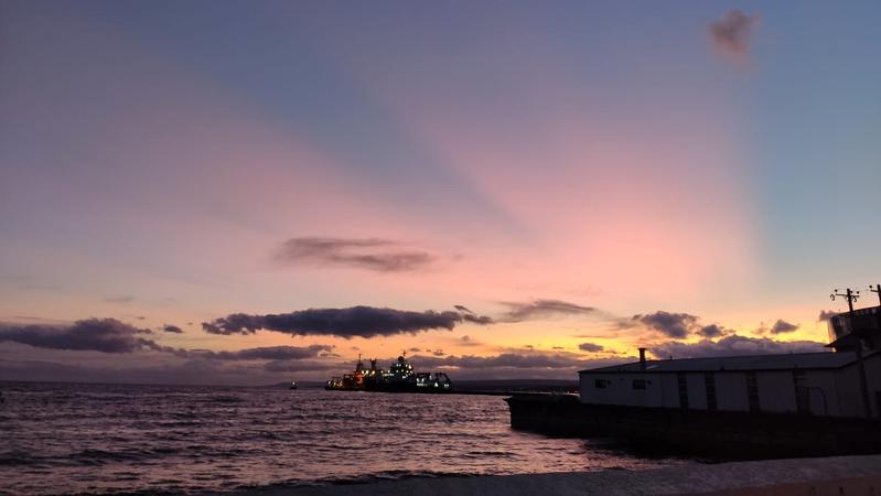 Der Rauch der australischen Waldbrände in der Atmosphäre über Punta Arenas im Januar 2020. Über Punta Arenas wurde mehrere Tage lang eine hohe Aerosolbelastung gemessen. Der Himmel blieb in der Morgen- und Abenddämmerung violett-orange.