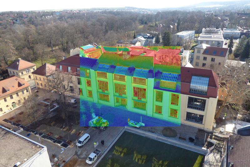 Luftbild des Universitätshauptgebäudes: Die Einfärbungen (Thermographien) liefern energetische Informationen zum Zustand der Gebäudefassade.