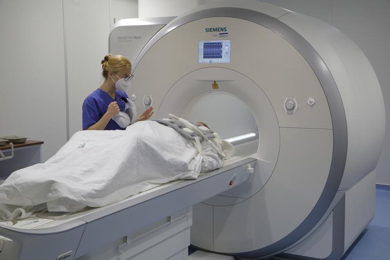 Visualisation of heart inflammation by means of MRI: cardiologist Dr Valentina Puntmann monitors a study participant at the Institute for Experimental and Translational Cardiovascular Imaging at University Hospital Frankfurt.