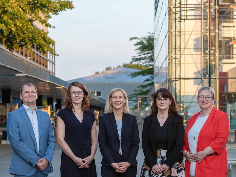 Das neue Rektoratsteam auf dem Boulevard der Universität Bremen (von links): Konrektor Michal Kucera, Konrektorin Mandy Boehnke, Rektorin Jutta Günther, Konrektorin Maren Petersen (ab 1.10.2022) und Kanzlerin Frauke Meyer. 