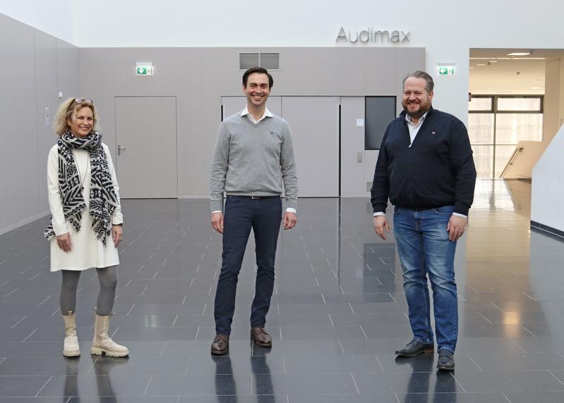 Das Präsidium – auf dem Foto vertreten durch Prof.in Dr.in Eike Quilling (li) und Prof. Dr. Christian Timmreck (re) - hat die Gründung des vierten Departments beschlossen. Prof. Dr. Frank Schmitz (Mitte) wird Gründungsdekan des neuen Departm