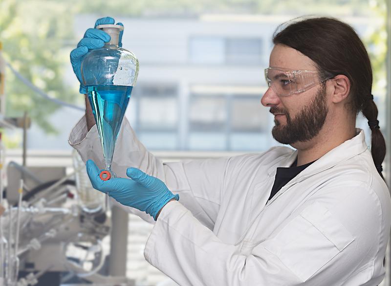 Daniel Rauber, wissenschaftlicher Mitarbeiter am Lehrstuhl für Physikalische Chemie und Didaktik der Chemie 