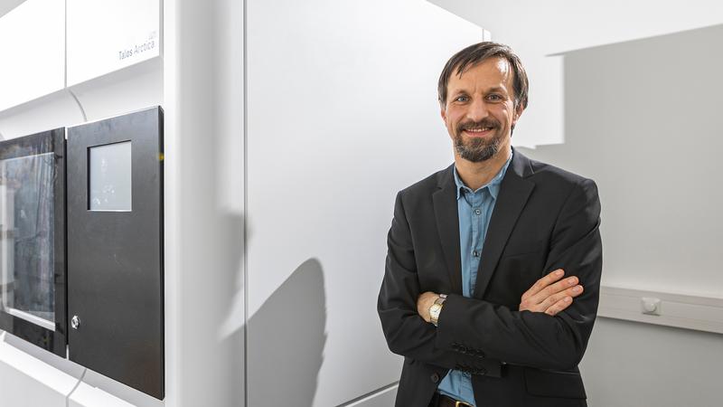 Prof. Dr. Carsten Sachse neben dem Kryoelektronenmikroskop des Ernst Ruska-Centrum für Mikroskopie und Spektroskopie mit Elektronen (ER-C) am Forschungszentrum Jülich