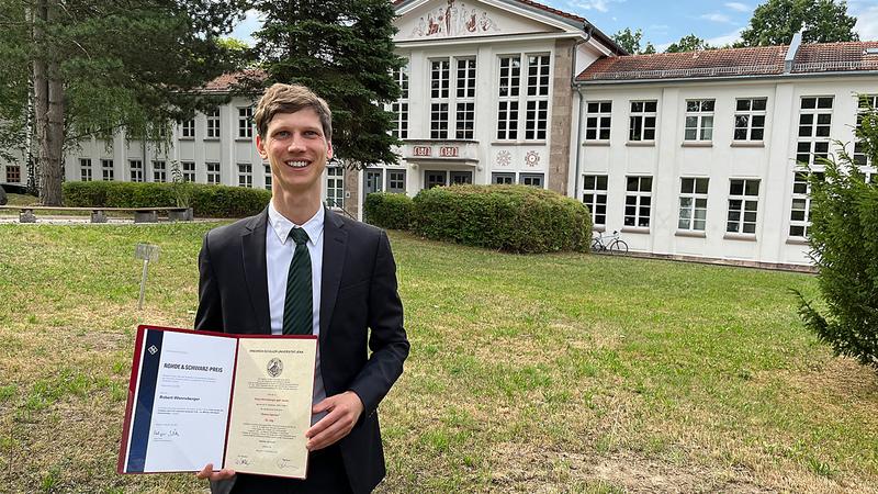 Dr. Robert Wonneberger received the Rohde & Schwarz Prize for his dissertation. 