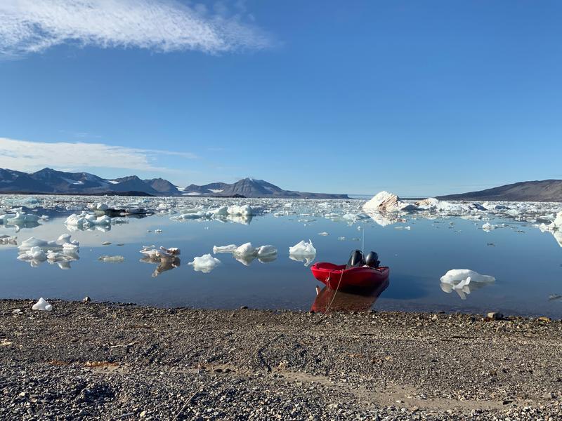 Forschungsexpedition in der Arktis: Am Kongsfjord im Westen von Spitzbergen treiben noch Eisschollen im Wasser. 