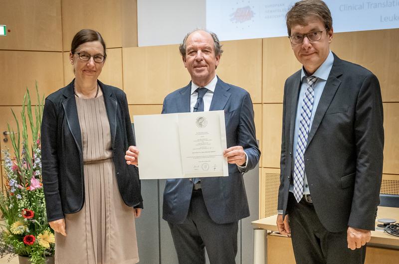 Der neu ernannte Ehrendoktor der Medizinischen Fakultät der Universität Duisburg-Essen, Prof. Klaus-Michael Debatin (Mitte), mit der Uni-Rektorin Prof. Barbara Albert und Dekan Prof. Jan Buer