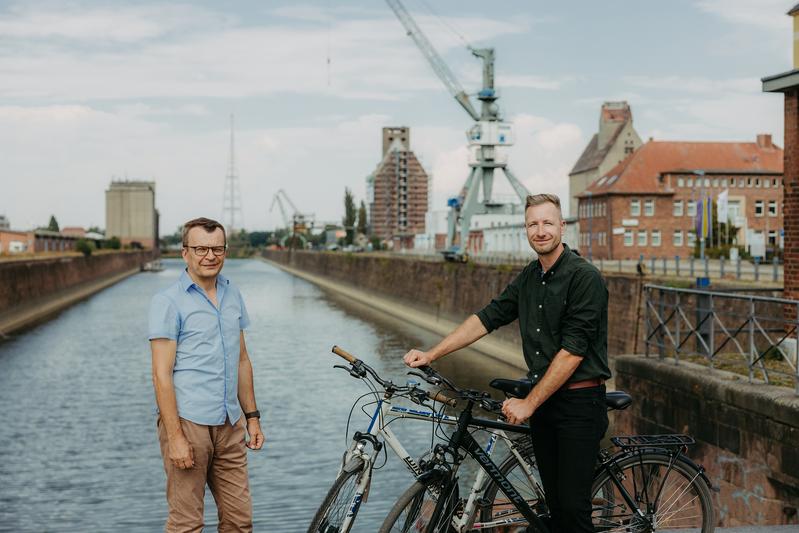 Prof. Dr. Georg Rose (li.) und PD Dr. Phillip Berg (re.) im Wissenschaftshafen Magdeburg