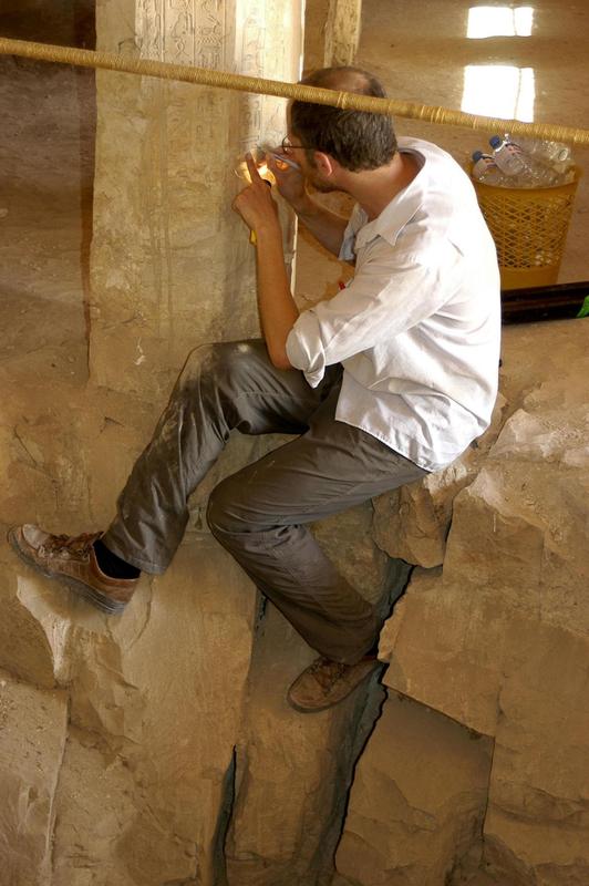 Ludwig Morenz beim Entziffern der Inschriften des Felsgrabs des Anchtifi von Hefat Anfang der 2000er Jahre. 