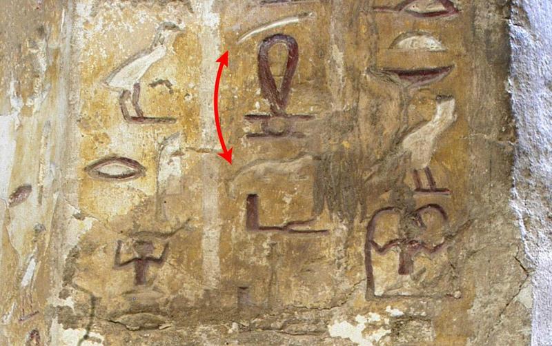 Neues Zeichen: Am unteren Ende des roten Pfeils ist ein Krokodil abgebildet. Am oberen Pfeilende taucht die Hieroglyphe Krokodilsschwanz auf, die Zerstörungspotenzial symbolisiert. 