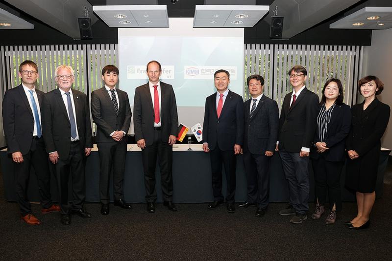 Dr. Sang Jin Park, President of KIMM (5th from left), signed a Memorandum of Understanding together with Prof. Dr. Constantin Häfner (4th from left), Director of Fraunhofer ILT.