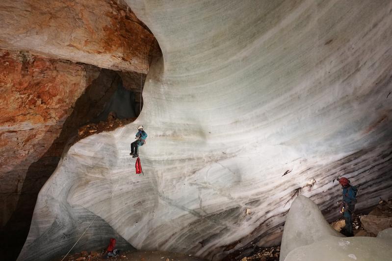 Die Eisgruben Eishöhle in Oberösterreich ist eine der acht untersuchten Höhlen in Österreich. Sie verlor in 40 Jahren 10 Meter Eis. 