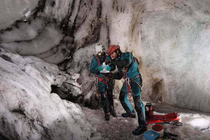 Charlotte Honiat und Tanguy Racine vom Institut für Geologie verpacken im Tiroler Guffert Eisschacht Eisproben für die weitere Analyse im Labor.